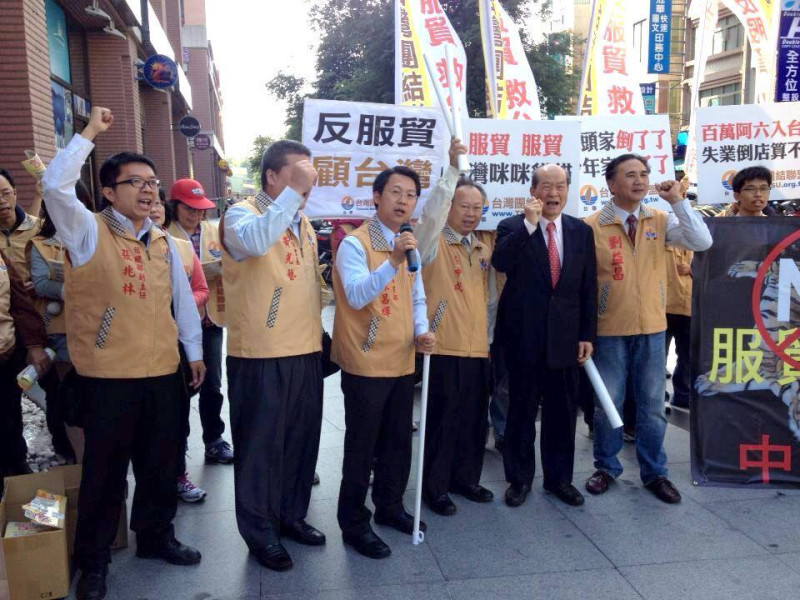 台灣團結聯盟主席黃昆輝25日來到台南，率領台南市黨部團隊展開反服貿第二波基層宣導行動。圖：台灣團結聯盟提供   