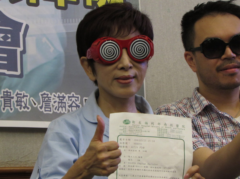 國民黨總統參選人洪秀柱27日出席「視障醫療無障礙」記者會，帶上眼罩示範視障者如何利用APP辨識藥袋上的標示。圖：邱珮文/攝   