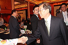 由台灣維新基金會主辦、中國社科院台研所協辦的「兩岸關係的發展與創新」29日在香港舉行。基金會董事長謝長廷（前右）向與會者握手致意。中央社   