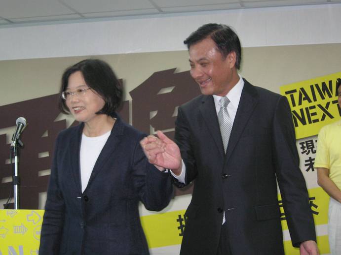 民進黨總統候選人蔡英文（左）與副總統候選人蘇嘉全手牽手準備要向外界宣示一定會贏回台灣。圖片：林朝億/攝影   