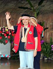 就在總統府前聚集20多萬抗議民眾的同時，總統馬英九今(3)天選擇前往阿里山鄉山美社區視察重建工程，並欣賞阿里山鄒族的傳統舞蹈，鄒族原住民為馬總統穿上傳統服飾。圖：中央社   