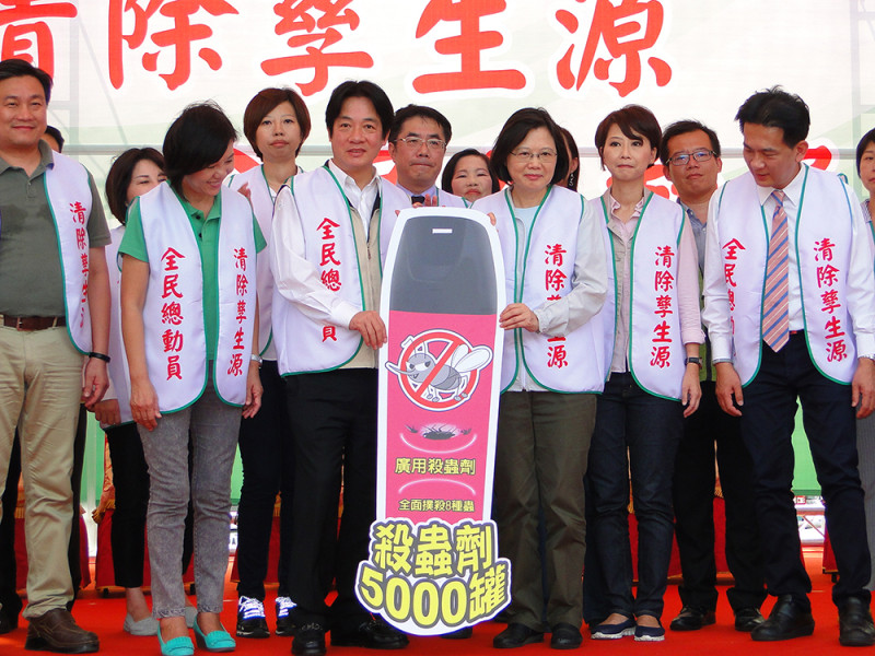 民進黨主席蔡英文南下為台南市長賴清德和防疫人員加油打氣，並代表黨部捐助防疫物資給市府。圖：黃博郎/攝   