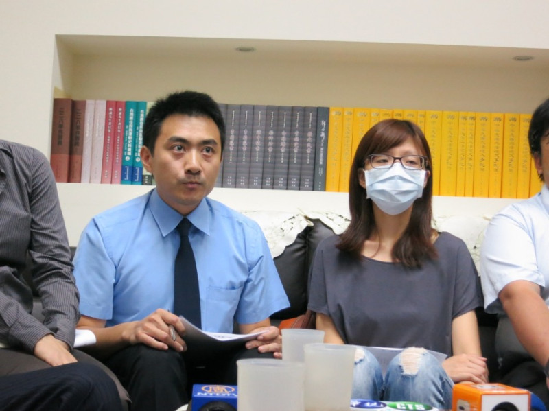 洪家律師李宣毅(圖左)5日在民進黨團反擊藍委陳鎮湘的說法。圖：林朝億/攝   
