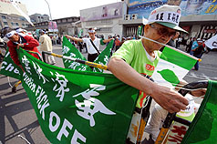 中國大陸海協會會長陳雲林24日率團抵達高雄與工商界座談，獨派人士一早就在高雄港會場外拉起抗議布條。圖片來源：中央社。   