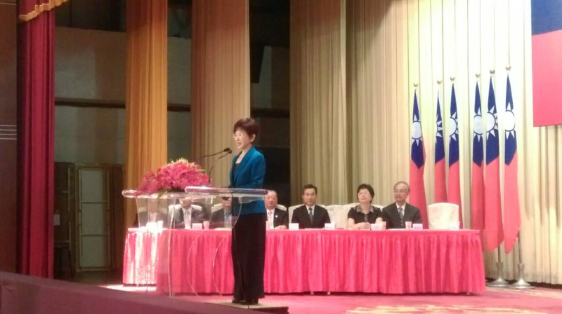 洪秀柱16日下午出席台北市商業會員代表大會，會前對於星雲法師的「媽祖婆說」，她強調，這不改變他身為國民黨員的身份。圖：符芳碩/攝   