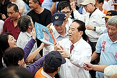 親民黨主席宋楚瑜今天到台南新營進行選舉造勢活動時，批評總統馬英九的米酒牌不切實際。圖片來源：中央社   