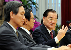 「2010年APEC經濟領袖會議」代表團16日在總統府舉行返國記者會，台灣APEC領袖代表連戰（右）說明此次會議成果。圖片來源：中央社   
