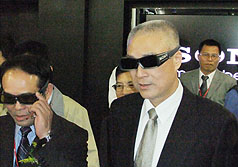行政院長吳敦義（前右）11日參加台中區資訊月活動。他戴上特殊眼鏡，觀看最新科技的3D影片。圖片來源：中央社   