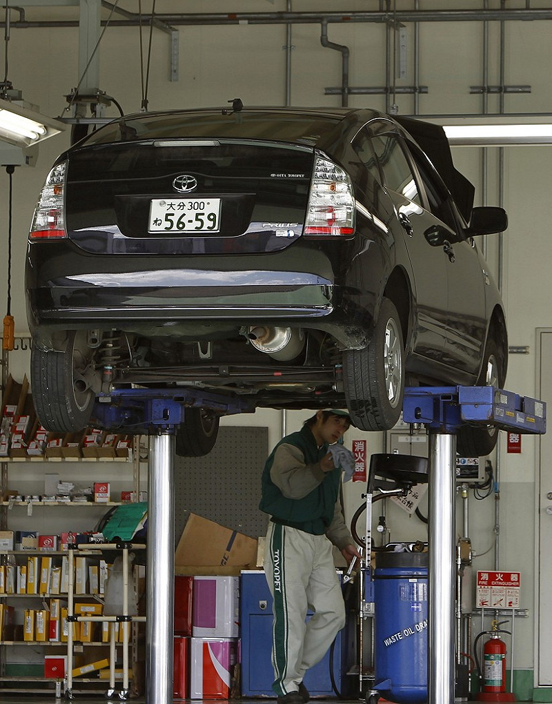 豐田公司今天宣布，將召回4款混合動力車，以解決煞車系統問題，全球預計有40萬輛車必須召修，包括當紅款Prius也在召回範圍。圖為Prius車款，圖片來源：達志影像/路透社   