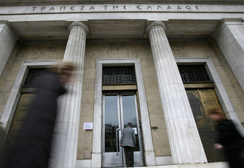 希臘債務危機成為歐洲經濟體問題冰山的一角，是否可能引爆下一波全球經濟危機，備受外界關注。圖為攝於希臘雅典銀行前。圖片來源：達志影像/路透社   