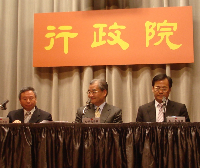 經濟部次長黃重球(右)今(25)日上午在行政院會記者會上表示 ，由於產業創新條例草案第30條，給予全球500大企業15％營所稅的特別優惠措施，因爭議頗大，且適用此條款的企業只有4家，政院傾向取消此條文。   