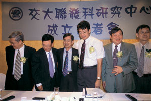 交大校長吳重雨（右2）遭到來自科技業的交大校友公開杯葛，而連任失利。圖片來源：財訊   