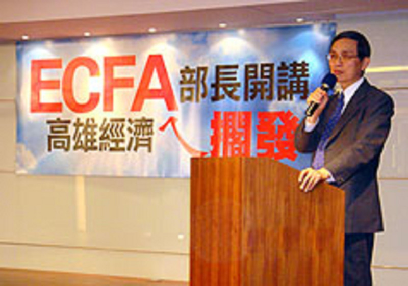 儘管朝野對ECFA仍未達成共識，經濟部長施顏祥親自出馬，日前到高雄軟體科技園區為了ECFA護航，進行專題演講。圖片來源：中央社   