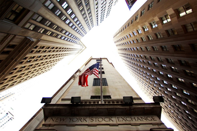 經濟復甦緩慢，股市缺乏動能。圖為紐約股票交易所建築。圖片來源：達志影像/路透社   