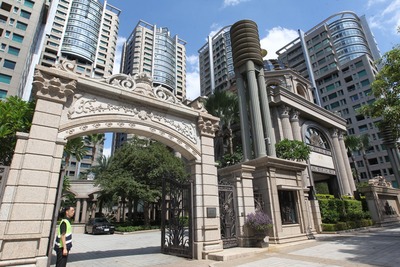 今年住宅大樓單價最高個案為台北市仁愛路三段31~60號的「帝寶」，以每坪298.2萬元居冠。圖：中央社資料照片   