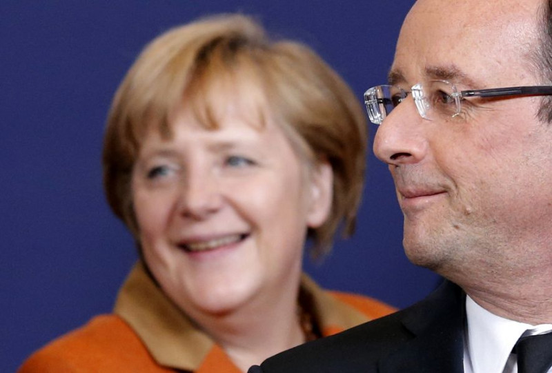 歐盟各國領導人18日同意，明年起在歐元區成立一個單一的銀行監管機構，歐洲央行(ECB)將擁有干預歐元區內任何一家銀行的力量。其中，就成立銀行聯盟的各式意見上，德國總理梅克爾（左）與法國總統歐蘭德（右）仍存有很大的分歧意見。圖片來源：達志影像/路透社。   