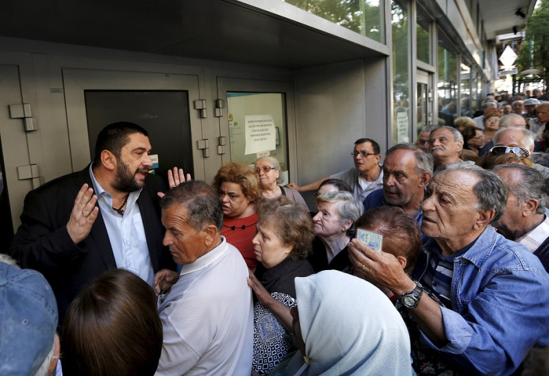 希臘1日重新開放近1000家銀行，讓沒有金融卡的退休族群可提領120歐元撐過這周。這項宣布造成全希臘銀行大排長龍。圖片來源：達志影像/路透社   