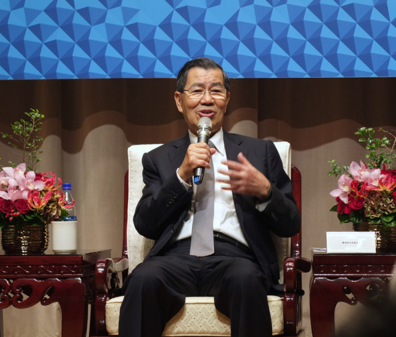 前副總統蕭萬長將代表我國出席2015的APEC領袖會議，他強調，總統馬英九已指示代表團，要積極表達我國欲參與TPP及RCEP的決心。圖：翁嫆琄/攝   