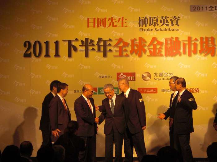 行政院長吳敦義、行政院經濟建設委員會主委劉憶如等，今(27)日出席《今周刊》舉辦的「2011下半年全球金融市場展望論壇」。圖片：黃沛云/攝   