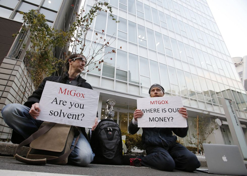 Mt. Gox突然關閉，投資人紛紛聚集在該交易所位於東京澀谷區的辦公室外舉牌抗議。圖片來源：達志影像/路透社   
