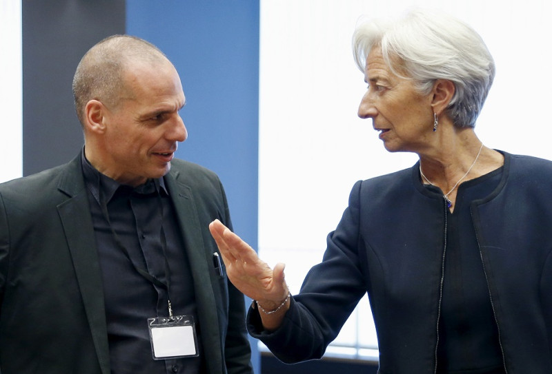 IMF總裁拉加德(右)18日表示，如果希臘無法在6月30日清償債務，7月1日將被視作對IMF違約，不會再有寬限期或拖欠的可能。左為希臘財長瓦魯費克斯。圖片來源：達志影像/路透社   