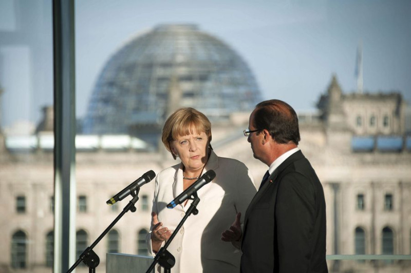德國總理梅克爾（左）與法國總統歐蘭德（右）23日於柏林會面，就是否延長希臘削赤期限進行交換意見。圖片來源：達志影像/路透社。   