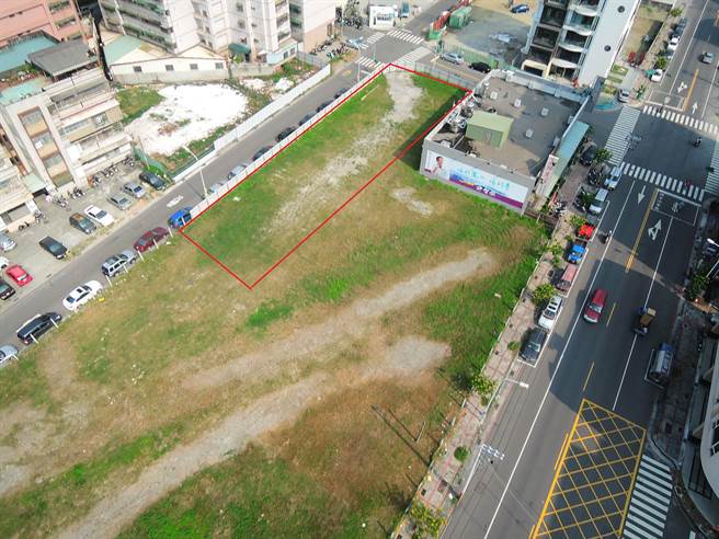 鳳青重劃區土地標售328.65坪(紅線框內)，每坪40萬元。圖：高雄市地政局提供   