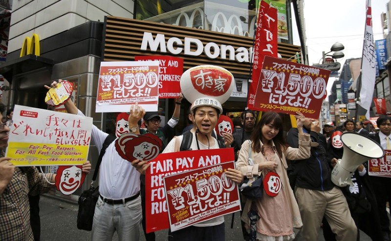 日本政府29日決定將全國最低工資平均提高至每小時798日圓，此舉將有助於改善時薪工、兼職等非正式勞動者的待遇。圖片來源：達志影像/路透社   