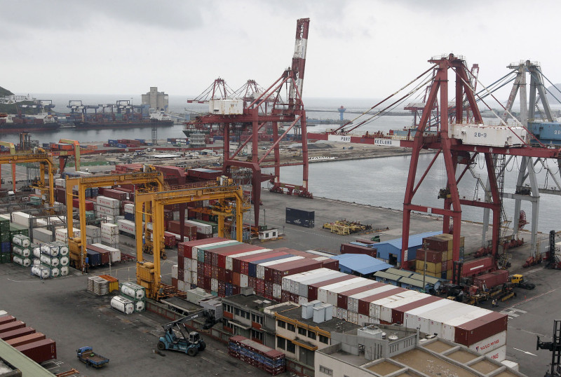 2015年受到搖搖欲墜的全球需求以及中國經濟增長放緩影響，台灣出口企業遭受沉重打擊，狹義躲過經濟衰退，圖為基隆港集裝箱堆疊作業。圖片來源：達志影像/路透社   