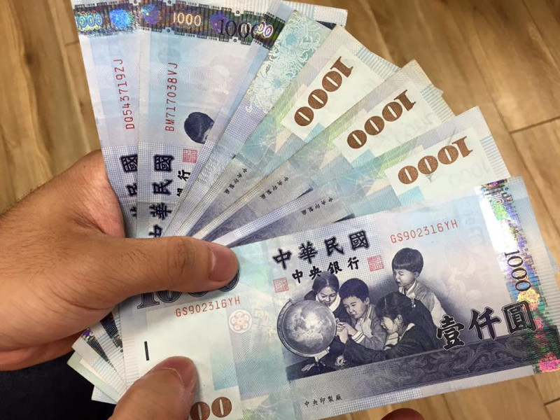 台北外匯市場新台幣兌美元收貶2.53角，達32.621元，創近6年新低。圖：新頭殼資料照片   