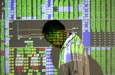 台北股市5日收盤跌464．14點。投資人在證券行內行經投影幕，心情全寫在臉上。圖片來源：中央社   