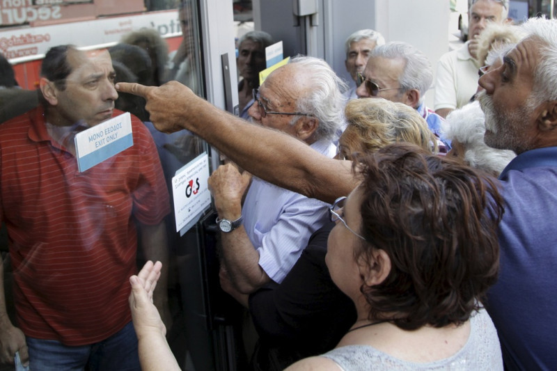 希臘瀕臨破產邊緣，銀行關閉實施資本管制，造成許多老人領不到錢。圖片來源：達志影像/路透社資料照片   