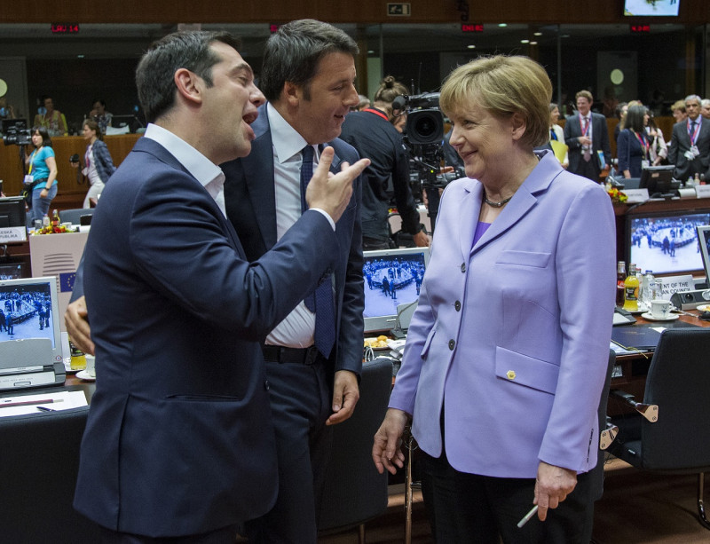 希臘總理齊普拉斯（左）與德國總理梅克爾（右）6月25日在歐盟領導人峰會上交談。圖片來源：達志影像/路透社資料照片   
