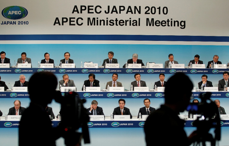 在日本橫濱市召開的亞太經合組織（APEC）部長級會議11日閉幕，並公佈了一份共同聲明，將遏止貿易保護主義，以及建構區域內自由貿易圈。圖片來源：達志影像/路透社   