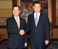 前副總統蕭萬長（左）今（6）日中午，與中國國家主席習近平（右）的30分鐘會晤裡，雙方有一致共識，認為應加速推動ECFA後續貨品貿易、協商如何解決爭端。圖：中央社   