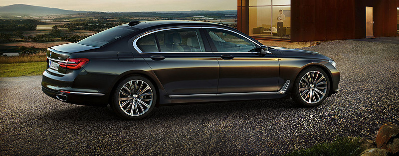 德國豪華車品牌BMW日前發表最新7系列轎車，展現未來車用科技的趨勢，包括遙控停車等功能。圖：翻攝自BMW官網&nbsp;&nbsp;&nbsp;