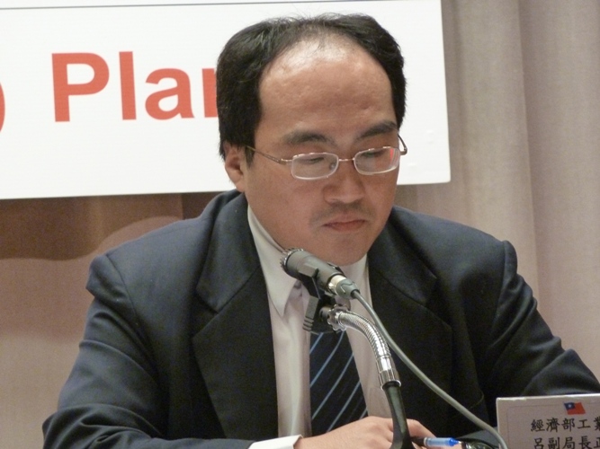 經濟部今(8)日在行政院會報告「石化產業高值化推動方案執行進度」案，院長陳冲指示，重新思考環評制度。圖為工業局副局長呂文華。圖：謝莉慧/攝   