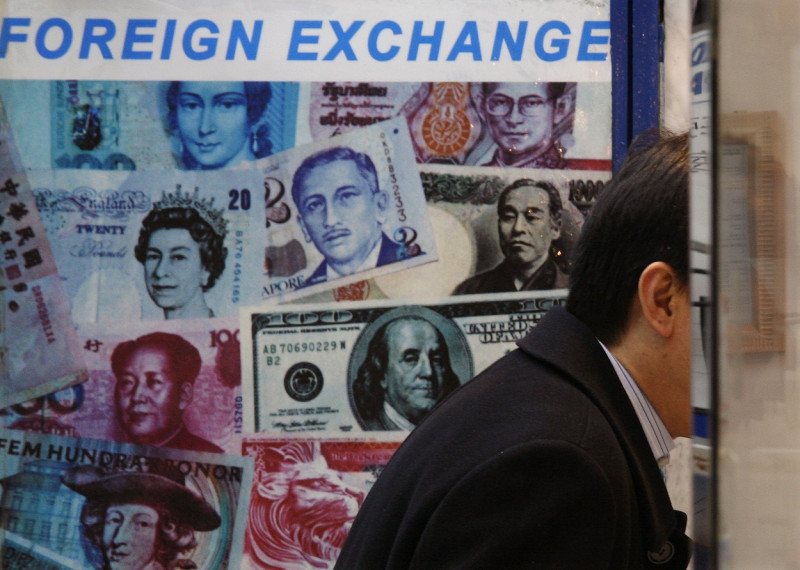 國內的匯市專家分析指出，2015的國際匯市仍將是波濤洶湧的一年，在美元獨強、油價低迷，亞洲貨幣似將競相貶值的環境裡，如果新台幣兌美元匯率貶破1:33也不必太過驚訝。圖片來源：達志影像/路透社。   