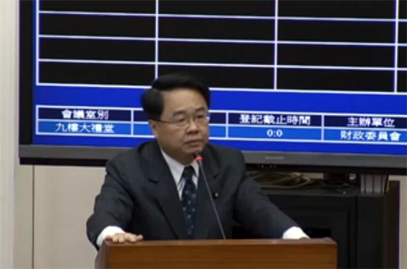 綠委吳秉叡今(24)日表示，他不反對兩稅合一抵稅減半制，但認為財政部追溯過去的作法不當。圖：翁嫆琄/攝。   