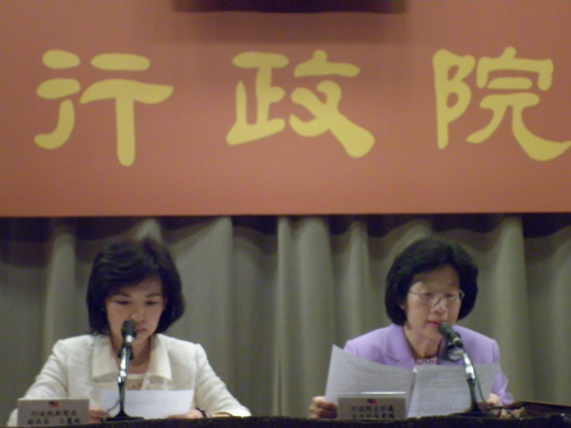 新聞局副局長王麗珠(右)和主計長石素梅(左)28日出席行政院會後記者會，說明政院通過的追加預算案。圖片：謝莉慧攝   