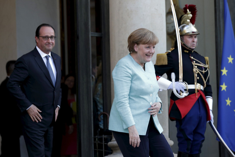 在希臘公投否決國際債權人的紓困方案後，德國總理梅克爾6日前往巴黎與對希臘態度較為友善的法國總統歐蘭德（Francois Hollande）會晤。圖片來源：達志影像/路透社   