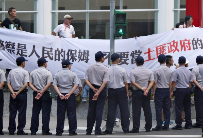 各地反服貿活動四起，公投護台灣聯盟今(31)日率大批反服貿民眾，聚集在國民黨外進行抗議。圖：陳亭羽/攝   