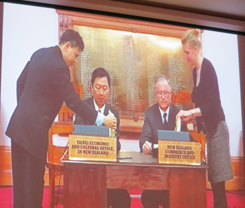 台灣與紐西蘭代表於台灣時間10日下午在紐西蘭威靈頓簽署台紐經濟合作協定。圖：林朝億/攝   