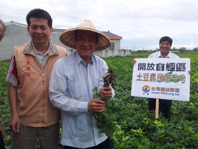 台灣團結聯盟主席黃昆輝21日到雲林縣元長鄉探親花生農，宣導反自經區。圖：台聯提供   