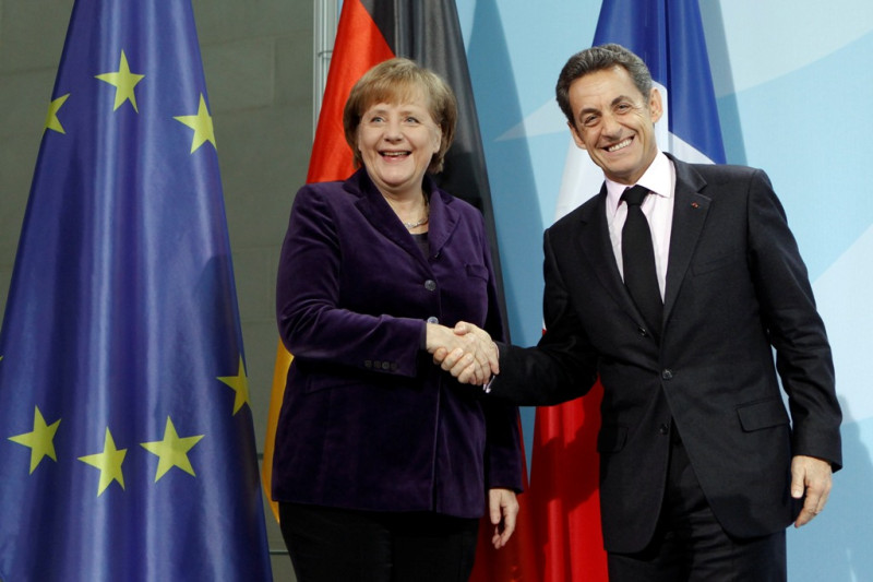 德國總理梅克爾（Angela Merkel）與法國總統薩科奇(Nicolas Sarkozy)9日晚間結束在柏林的會談後，召開聯合記者會。圖片來源:達志影像/路透社。   
