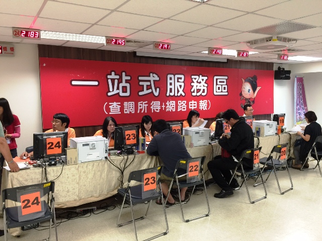 台北市國稅局為首報族規劃了「一對一」專人報稅諮詢服務，在5月22日前，採預約方式，協助首報族完成綜所稅申報。圖：蔡紀眉/攝   