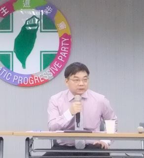 民進黨政策會副執行長洪財隆今（29）早表示，台灣的經濟問題遇到很多的瓶頸，民進黨將舉行經濟公民會議。圖：陳思穎／攝   