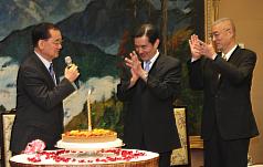 總統馬英九（中）、副總統吳敦義27日在總統府，接見第20屆亞太經濟合作會議（APEC）年會經濟領袖會議代表團時，為領袖代表、前副總統連戰（左）慶生。圖片來源：中央社   