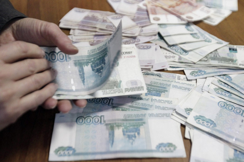 俄羅斯宣佈在烏克蘭東部頓巴斯地區發起「特別軍事行動」後，盧布對美元匯率大跌9%。   圖：達志影像/路透社