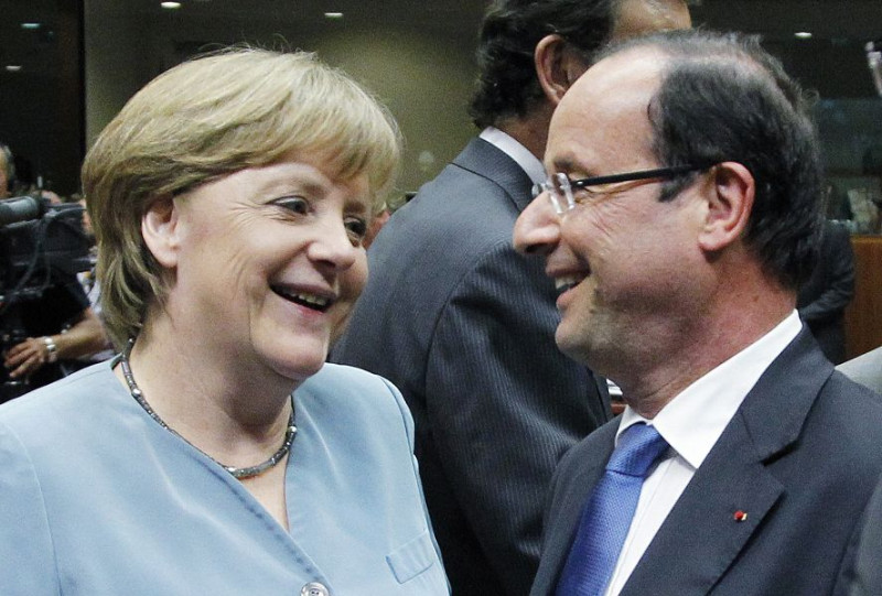 歐盟非正式領袖高峰會23日於比利時首都布魯塞爾舉行，對於是否堅持撙節政策，或發行歐洲債券相關議題，法、德兩國領袖意見分歧。圖為梅克爾（左）與歐蘭德（右）。圖片來源：達志影像/路透社。   
